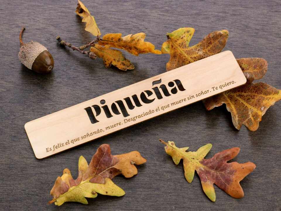 Wooden bookmark with text ”Piqueña” set in Aromatron