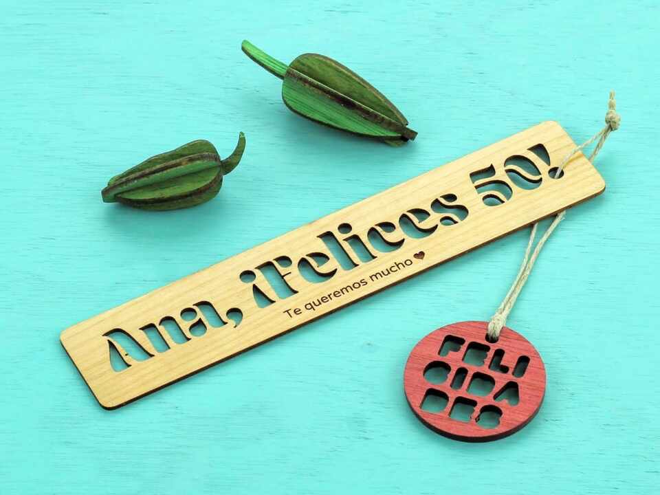 Wooden bookmark with text ”Ana, ¡Felices 50!” set in Aromatron